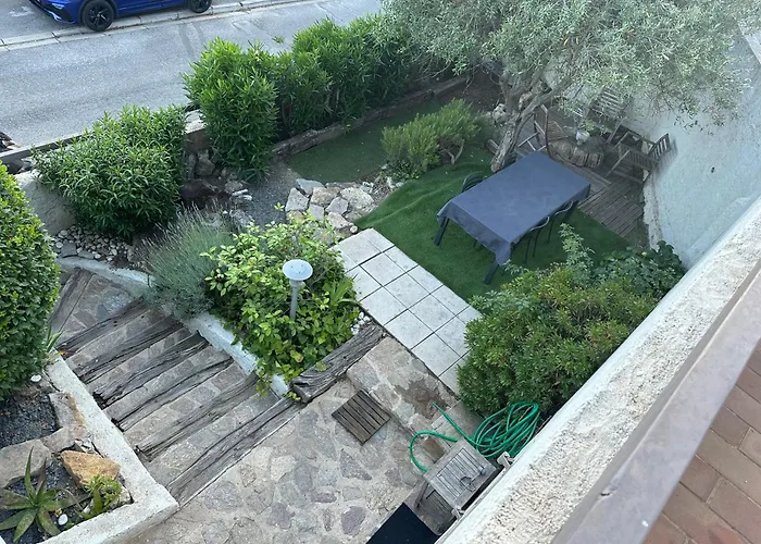 Appartement En Rez-De-Jardin De Villa